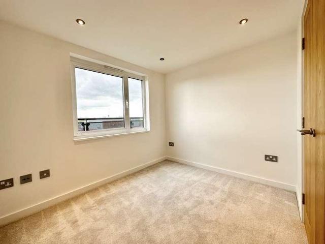 Flat for sale in Heol-las, Surrey