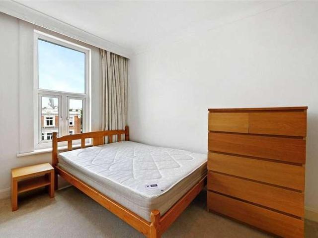 Flat for sale in Shepherd's Bush, Greater London