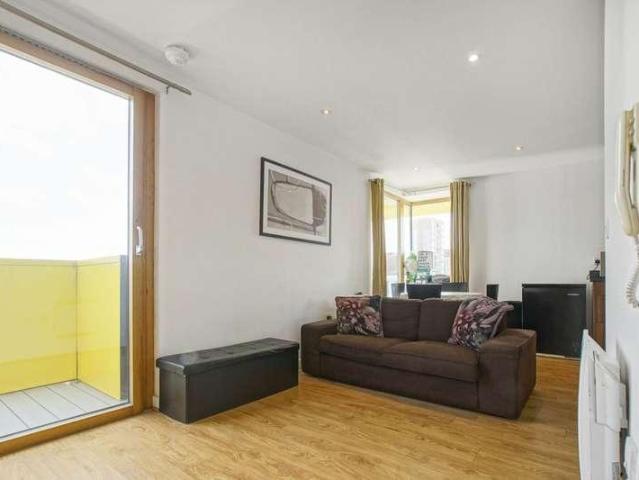 Flat for sale in Barking, Roding Riverside