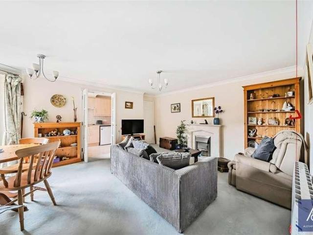 Flat for sale in Brackley, Northamptonshire