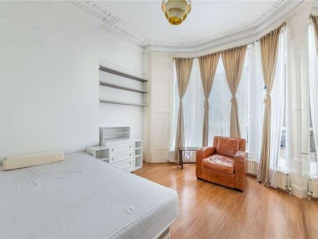Flat for sale in London Borough of Ealing, Perivale
