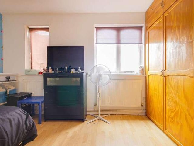 Flat for sale in Freezywater, Greater London