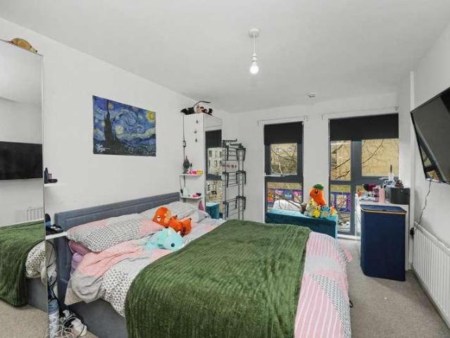 Flat for sale in Colindale, Greater London