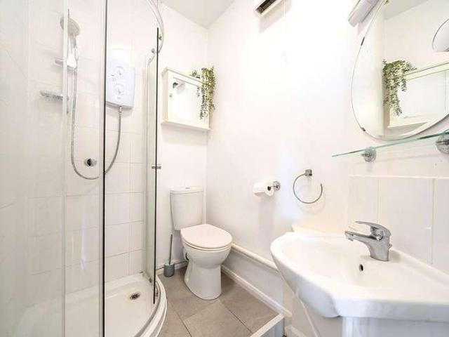 Flat for sale in London Borough of Lewisham, New Cross