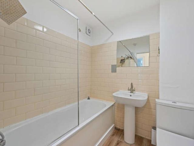 Flat for sale in North Finchley, Greater London