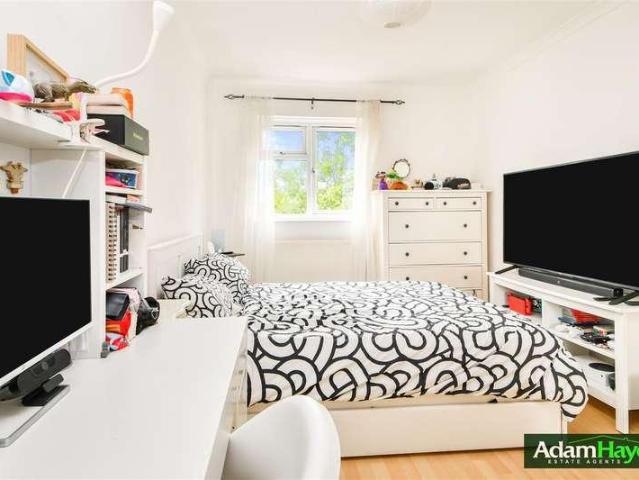 Flat for sale in Finchley, Greater London