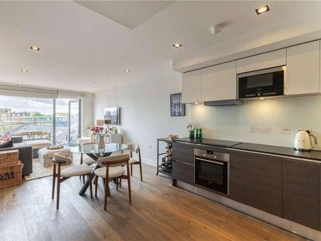 Flat for sale in Clapham, Greater London