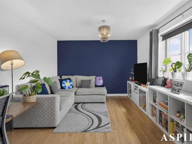 Flat for sale in Purfleet, Essex