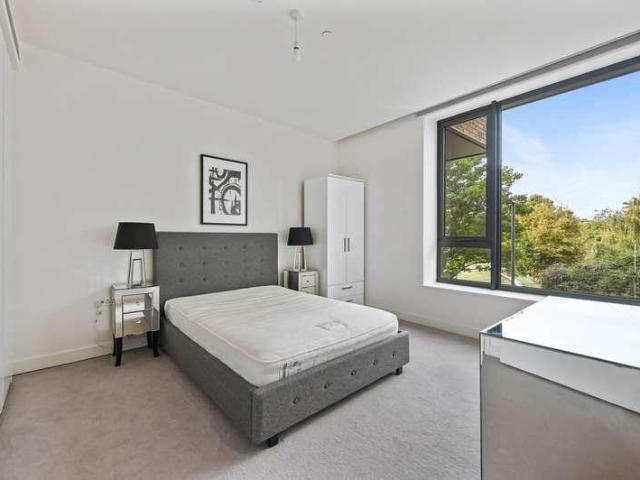 Flat for sale in Shepherd's Bush, Greater London