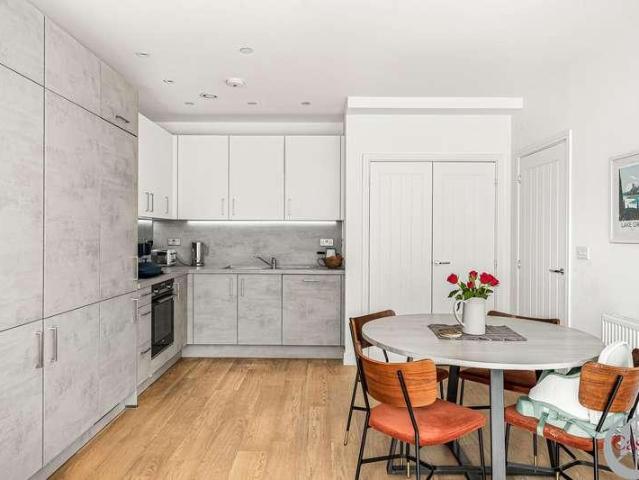 Flat for sale in Old Ford, Greater London