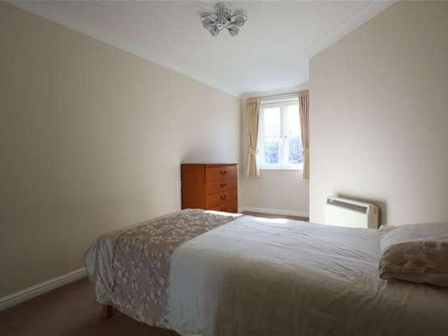 Flat for sale in Hatching Green, Five Acres
