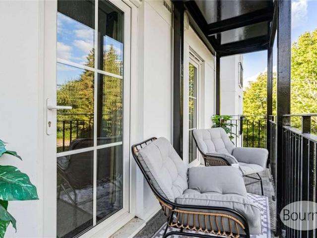 Flat for sale in Woking, Surrey