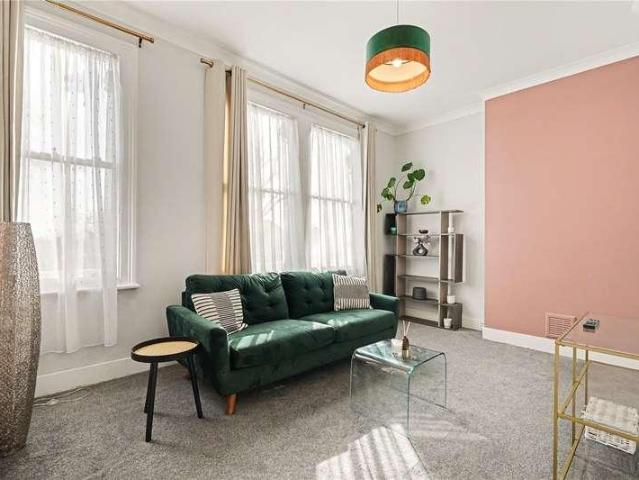Flat for sale in Stroud Green, Greater London