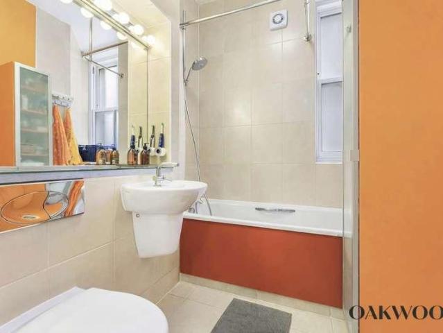 Flat for sale in Stamford Hill, Greater London