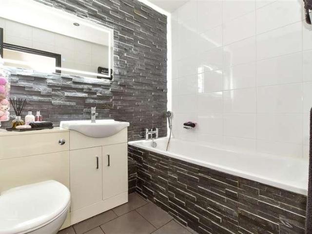 Flat for sale in Gidea Park, Greater London