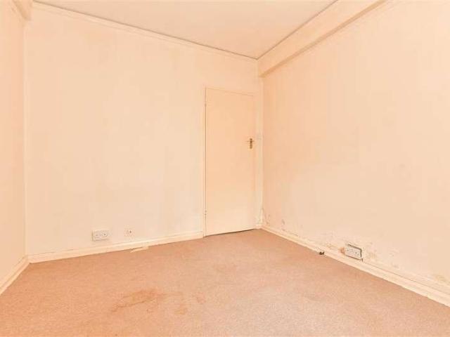 Flat for sale in Folkestone, Lynwood