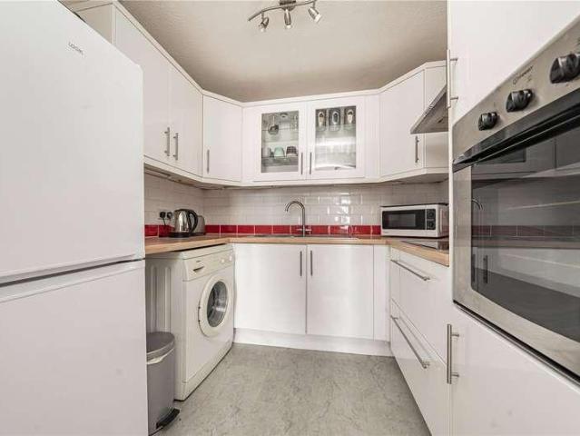Flat for sale in New Malden, Greater London