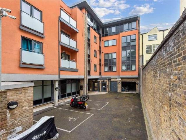 Flat for sale in Shacklewell, Greater London