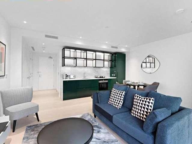 Flat for sale in Canary Wharf, Greater London