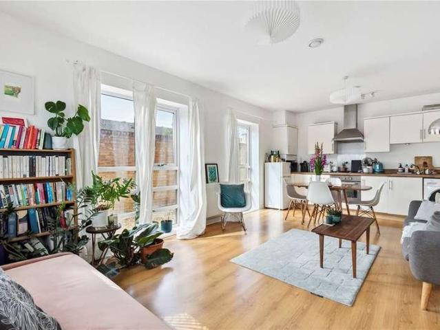Flat for sale in Summerstown, Greater London