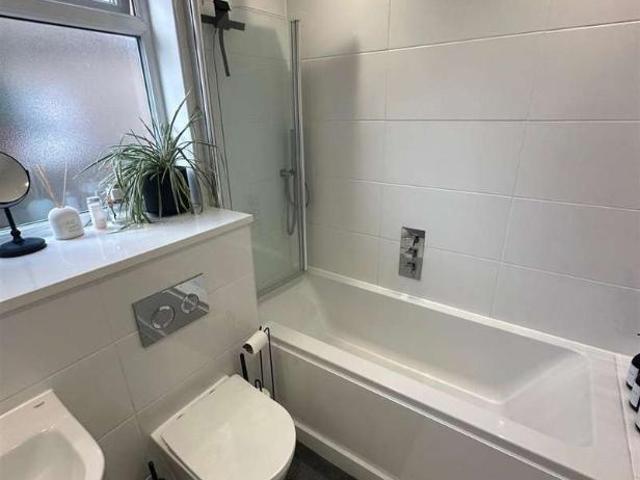 Flat for sale in London Borough of Hounslow, Greater London