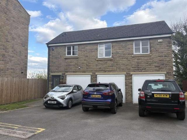 Flat for sale in Greengates, West Yorkshire