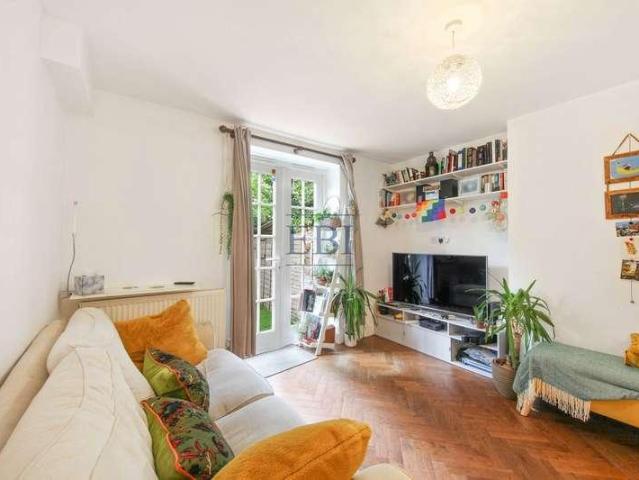 Flat for sale in Clapham, Greater London