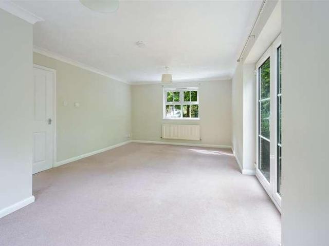 Flat for sale in Red Hill, Surrey