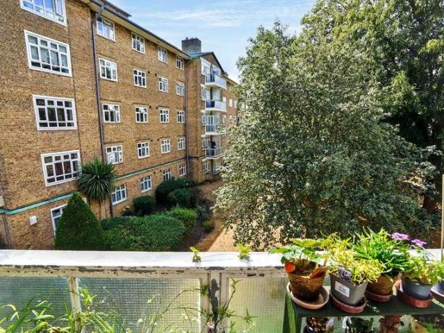 Flat for sale in Furzedown, Greater London