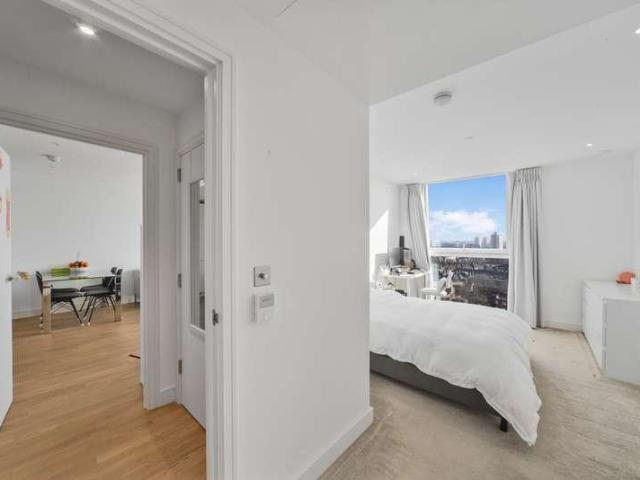 Flat for sale in Vauxhall, Greater London