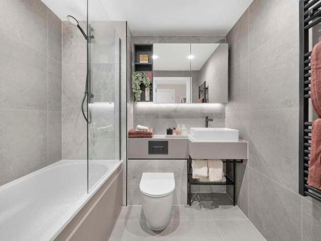 Flat for sale in Manor House, Greater London