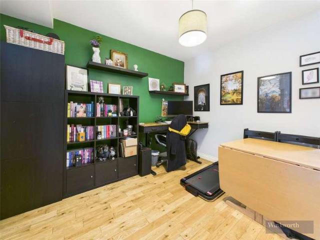 Flat for sale in Tolworth, Greater London