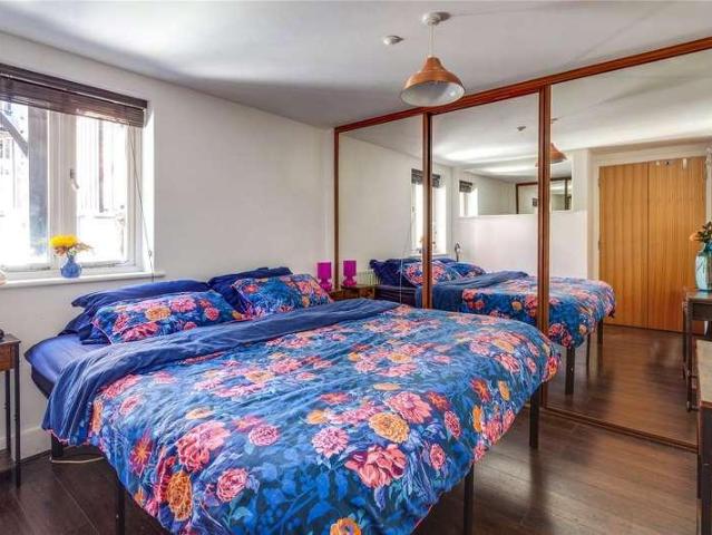 Flat for sale in Henley-on-Thames, Berrick Salome