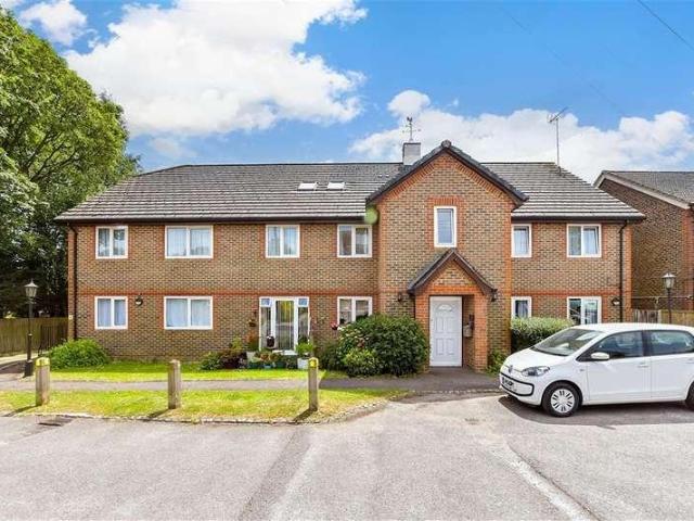 Flat for sale in Perryfields, West Sussex