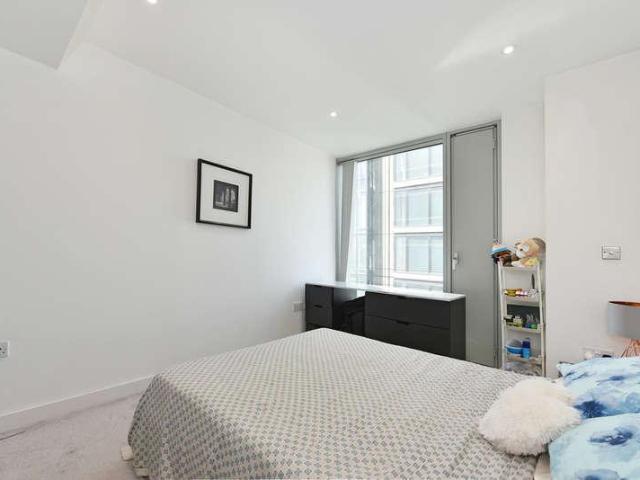 Flat for sale in Canary Wharf, Greater London