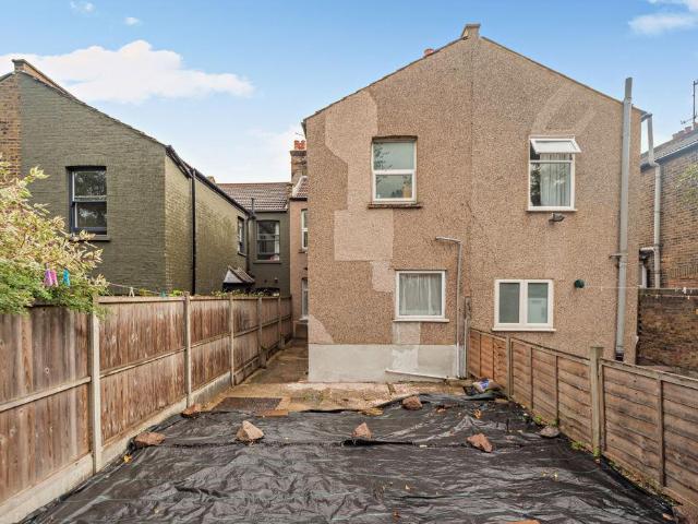 Flat for sale in Royal Borough of Greenwich, Greater London