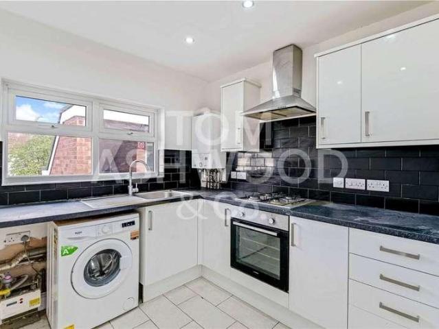 Flat for sale in Thames View, Greater London