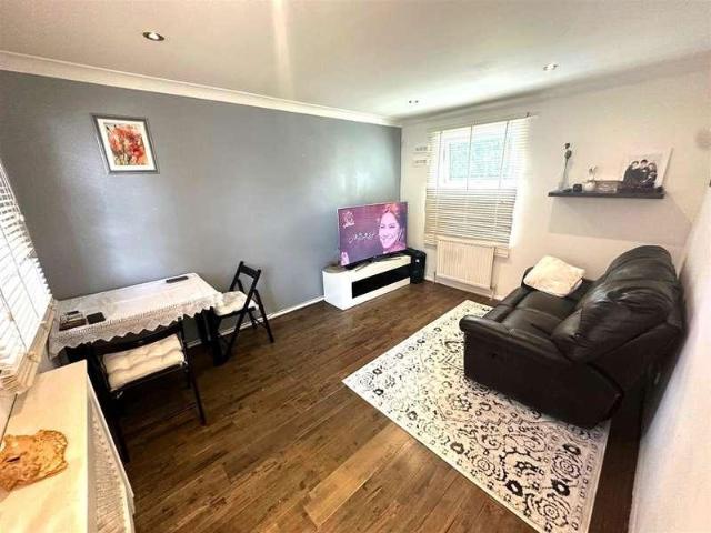 Flat for sale in Feltham, Bedfont
