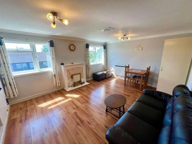 Flat for sale in Feltham, Feltham