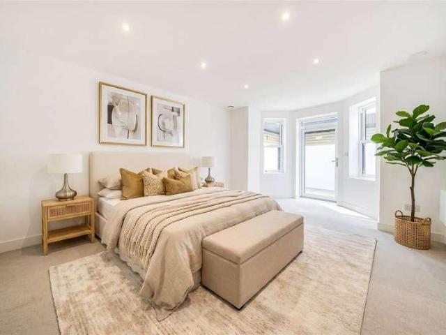 Flat for sale in London Borough of Ealing, Greater London