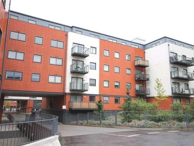 Flat for sale in Woodcote, Epsom