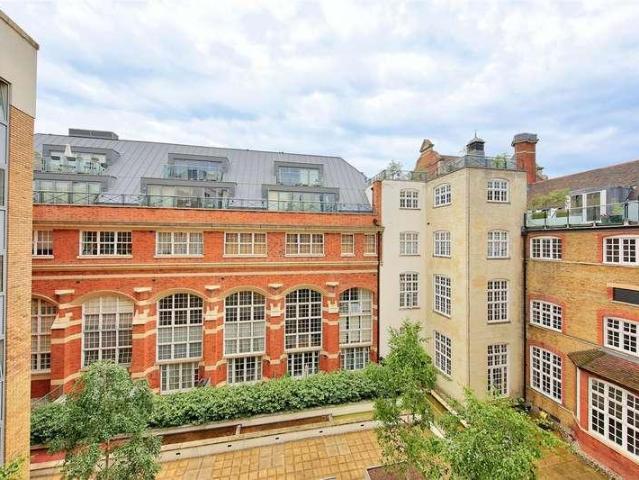 Flat for sale in Clapham Junction, Greater London