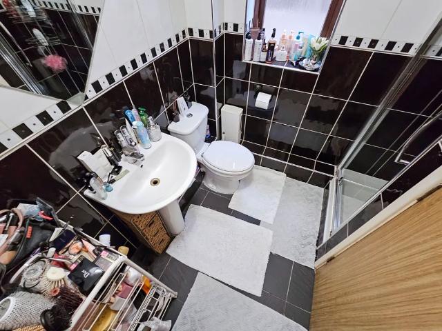 Flat for sale in London Borough of Ealing, Perivale