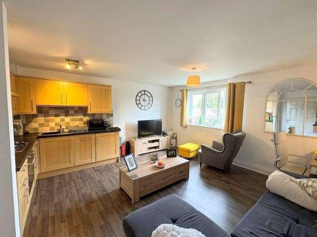 Flat for sale in London Borough of Hounslow, Feltham