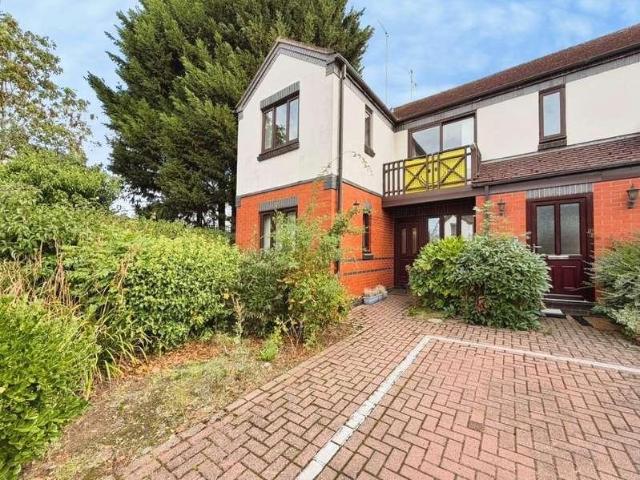 Flat for sale in Green Close, Warwickshire