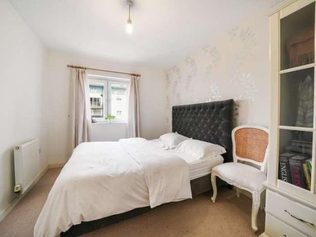 Flat for sale in Croydon, Waddon