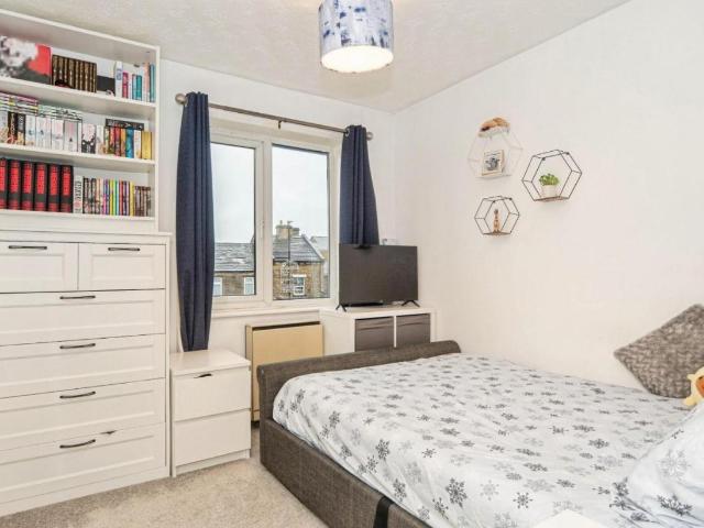 Flat for sale in Pudsey, West Yorkshire