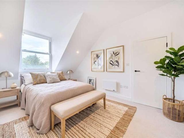 Flat for sale in London Borough of Ealing, Greater London