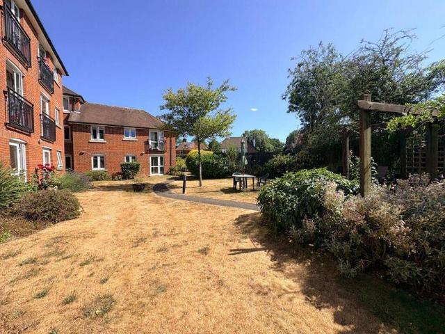 Flat for sale in Red Hill, Surrey
