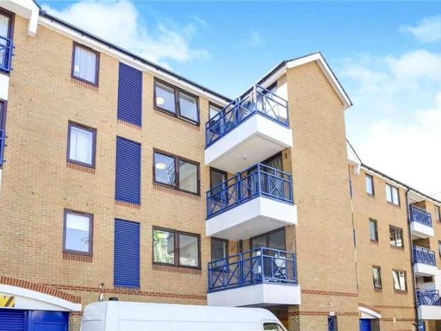 Flat for sale in Kingston Upon Thames, Norbiton